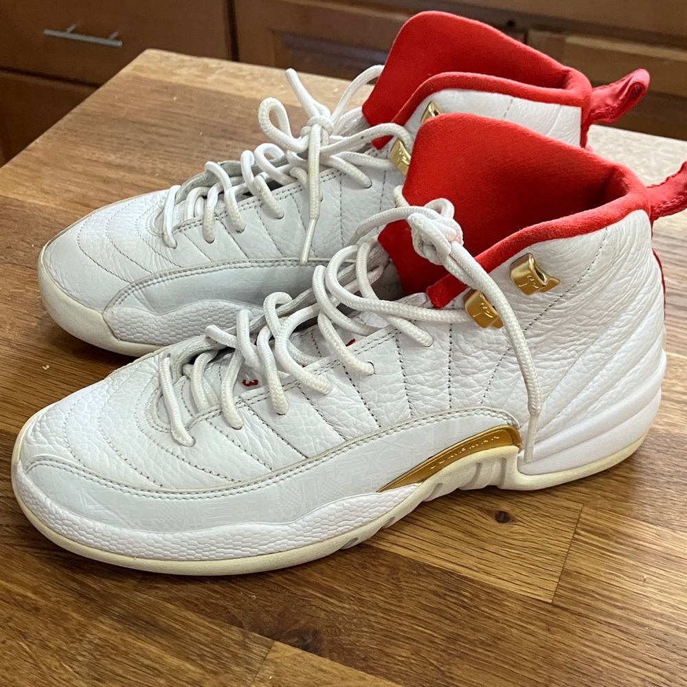 Nike Air Jordan retro 12 gs size 6.5youth